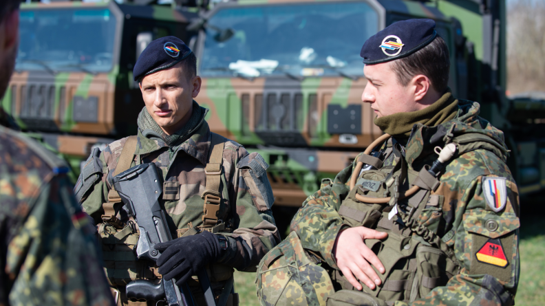 Service militaire volontaire : jeunes Allemands qui rient, jeunes Français qui pleurent