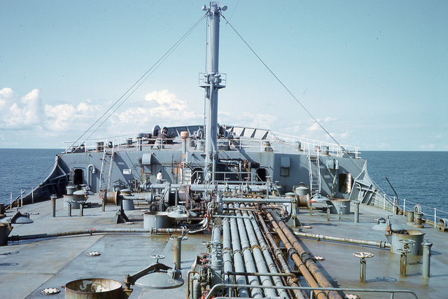 VIew of Oil Tanker in 1972, facing Bow - Wikimedia commons