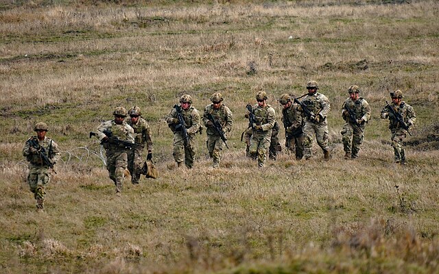 Soldats en exercice - Wikimédia commons