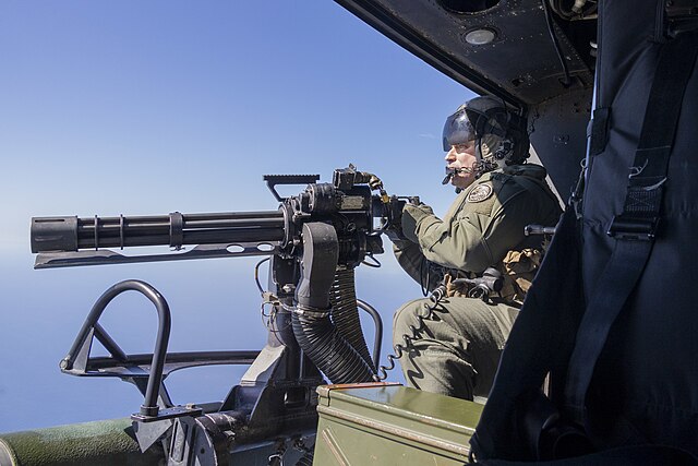 UH-1Y gunner fires GAU-17 against drones- wikimédia commons