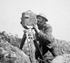 Lt. Edwin Cooper operating movie camera July 1918 - wikimédia commons