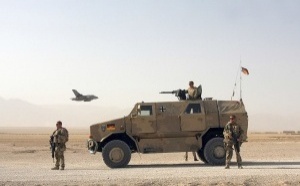 L'Allemagne doit renforcer ses effectifs militaires de 50.000 à 60.000 soldats pour répondre aux nouvelles exigences de l’OTAN. Un enjeu stratégique majeur pour sa sécurité et sa politique de défense. Wikipedia