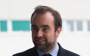 Moins d’un mois après sa nomination, Sébastien Lecornu quitte Matignon. Sa démission, acceptée par Emmanuel Macron, provoque une onde de choc politique et fragilise la stratégie de Défense nationale. Wikipedia