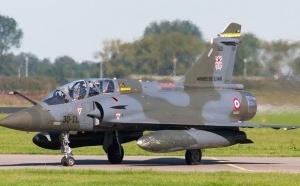 Modernisé en profondeur, le Mirage 2000D RMV devient une plateforme polyvalente capable de contrer les drones tactiques et de soutenir la Défense française dans un ciel saturé de menaces. Wikipedia