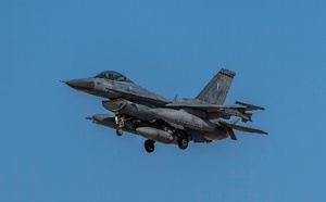 Le drone Kizilelma surpasse un F-16 lors d’un test aérien en Turquie