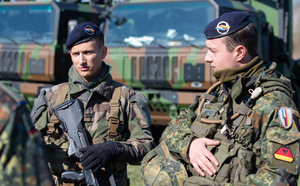 Service militaire volontaire : jeunes Allemands qui rient, jeunes Français qui pleurent