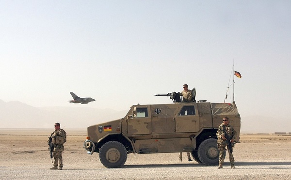 L'Allemagne doit renforcer ses effectifs militaires de 50.000 à 60.000 soldats pour répondre aux nouvelles exigences de l’OTAN. Un enjeu stratégique majeur pour sa sécurité et sa politique de défense. Wikipedia