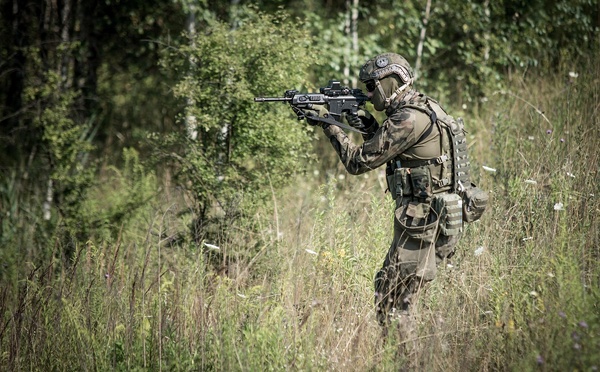 Reconnaissance faciale, IA, réseaux : pourquoi l’armée belge masque ses soldats
