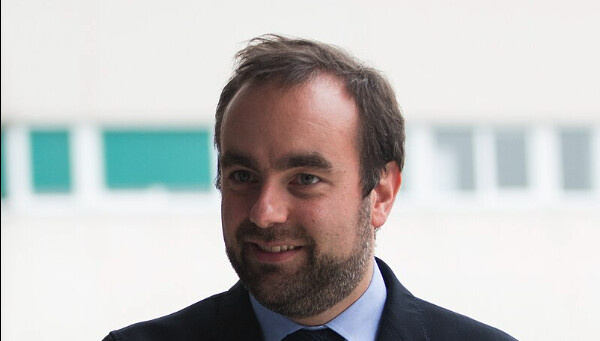 Moins d’un mois après sa nomination, Sébastien Lecornu quitte Matignon. Sa démission, acceptée par Emmanuel Macron, provoque une onde de choc politique et fragilise la stratégie de Défense nationale. Wikipedia