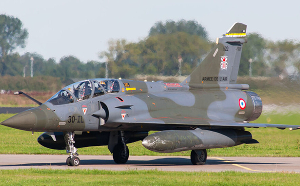 Modernisé en profondeur, le Mirage 2000D RMV devient une plateforme polyvalente capable de contrer les drones tactiques et de soutenir la Défense française dans un ciel saturé de menaces. Wikipedia