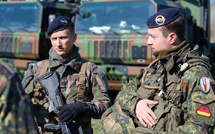 Service militaire volontaire : jeunes Allemands qui rient, jeunes Français qui pleurent
